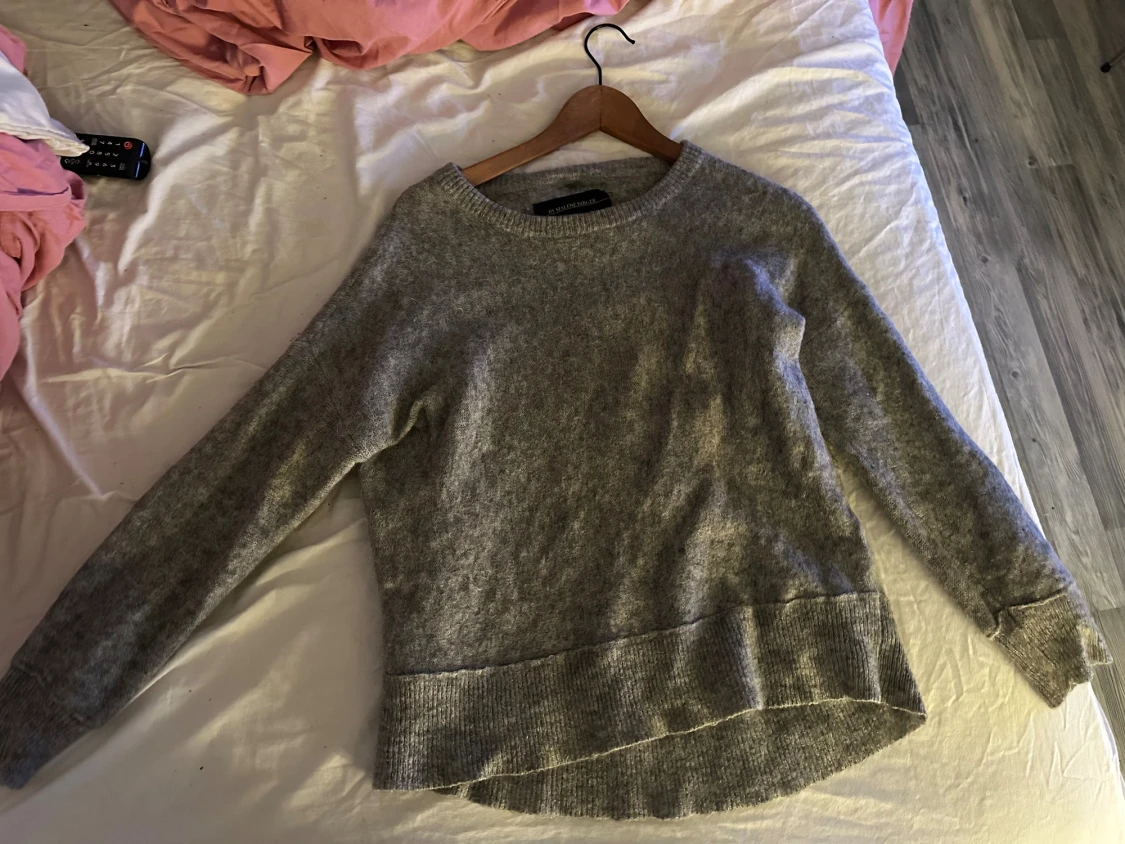 Grå stickad tröja från Malena Birger - 1