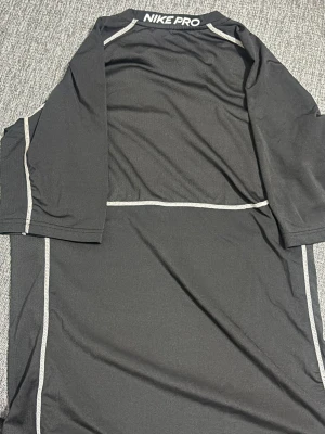 Nike Pro svart och vit träningströja - Nike Pro träningströjor i svart och vitt . Inte helt nya passar bra till gym och träning. 