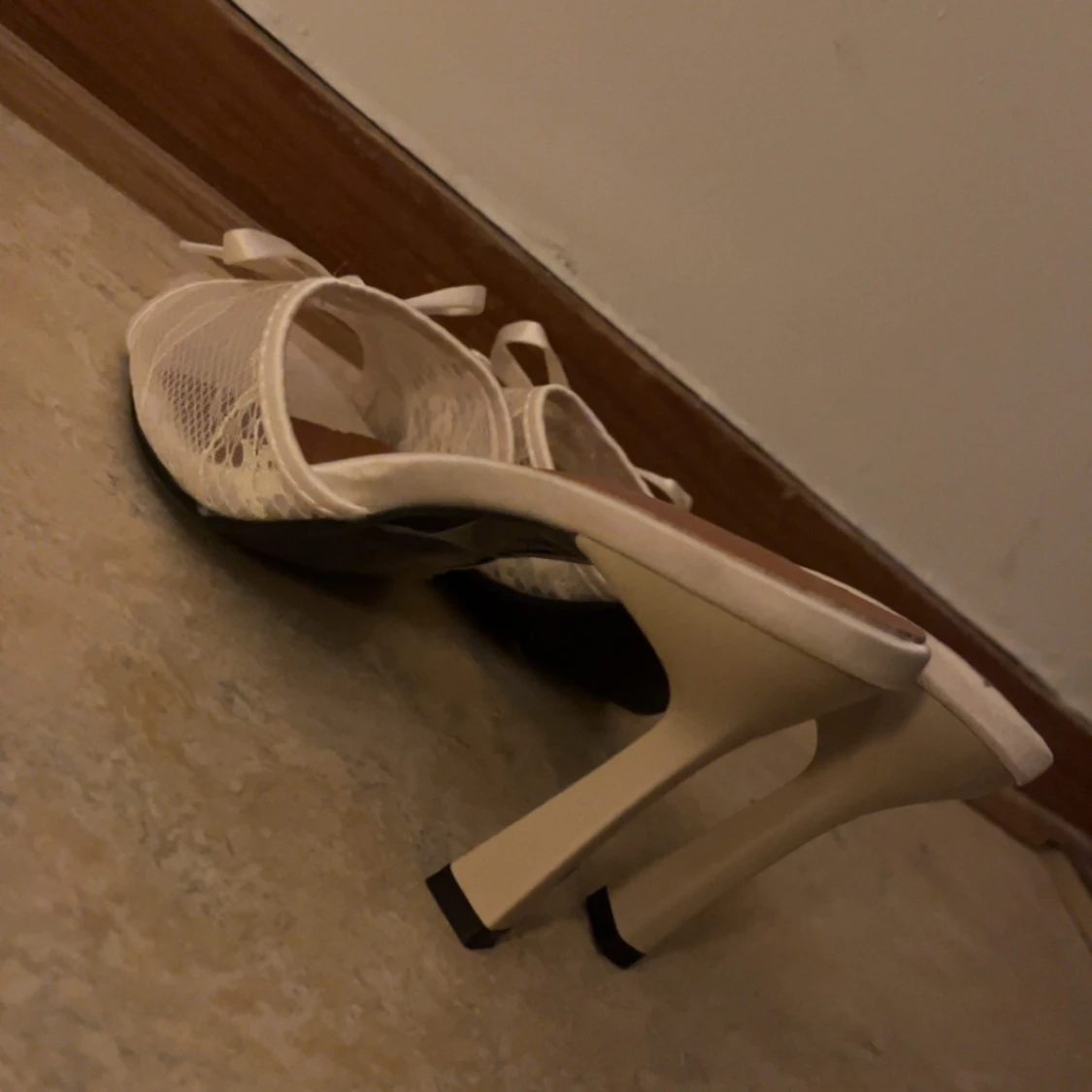 Vita spetsiga pumps med rosett - 1