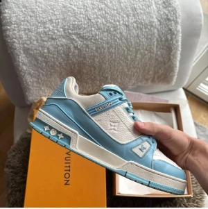 LV traniers - Säljer ett par LV traniers. Dem är äkta med kvitto som med följer. Hör av er ifall ni undrar något eller vill ha fler bilder .