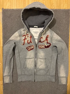 Vintage Abercrombie & Fitch Zip  - Säljer denna tvär feta och unika Abercrombie & Fitch zip hoodien! Tvär feta fades runtom hoodien! | Storlek S | Mycket bra skick | Längd ≈ 66cm, Bredd armhåla - armhåla ≈ 53 cm | Modell 175cm, 68kg | Hör av vid fler frågor, priset kan diskuteras!
