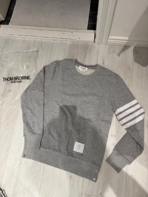 Thom Browne - 4-streckig grå bomullströja - Thom Browne -4 bar stripe cotton gray sweatshirt. Size 1 (S-size) Fits very true to size, would fit anyone who’s a regular size S. Condition is just as new, even though it is indeed bought as used. Receipt DM