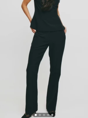 Bikbok kostymbyxor Vera  - Tycker inte om passformen på mig och vill köpa en storlek mindre. 