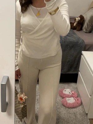 Supersköna beige kostymbyxor - Snygga beige byxor med rak passform och pressveck som ger en superfin siluett. Väldigt bekväma men ändå dressade – perfekta både till vardag och fest. Jag har köpt de från Cubus barnavdelningen så de är i storlek 158. De är även lätta att styla upp med klackar eller ner med sneakers😍👠👟