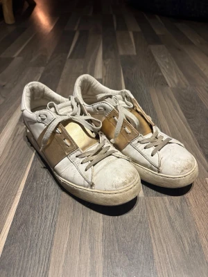 Valentino Skor - Valentino skor i bra skick! De tvättad och snörena byts i samband med köp! Jättebekväma och äkta. Priset är prutbart vid snabb affär! Skriv om ni har frågor eller vill ha fler bilder!!
