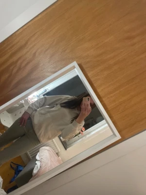 Hoodie, beige - Säljer en beige hoodie i från JJXX. Sitter bra på och är inte för tajt i midjan. Bra skick men kommer inte till användning så mycket längre.