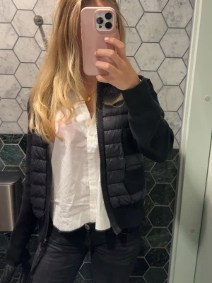 Vit blus med trekvartsärm - Sååå snygg blus från hm, bara använd en gång ❣️❣️