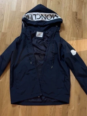 Moncler Windbreaker Vessil  - Säljer min Moncler Windbreaker, om du har frågor skriv. Inga skador ✅ Snabbt Frakt ✅ Var inte rädda att skriva ❗️