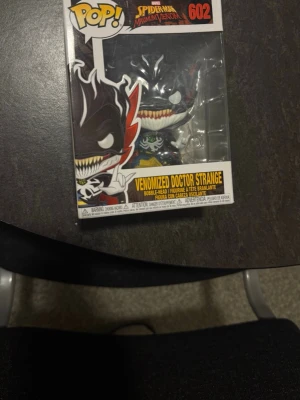 Funko Pop Venomized Doctor Strange - Cool samlarfigur från Funko Pop! Marvel Spider-Man Maximum Venom, nummer 602. Venomized Doctor Strange med svart, vitt och rött detaljer, levereras i originalförpackning med fönster. Perfekt för Marvel-fans och samlare.