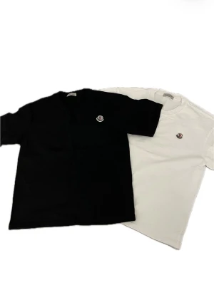 Monclr tshirt - 500 kr st  Skick:Ny Storlek: S (passar M) Färg:Svart/Vit Autentisk ✅  Postar inom 24h 📦 Snabb leverans 🚚  Finns att hämta i Stockholm📍