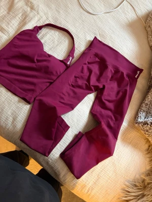 DFYNE set i vinterberry - Ett fint set från DFYNE, byxorna är i storlek S och toppen i XS. Väldigt fint skick. 