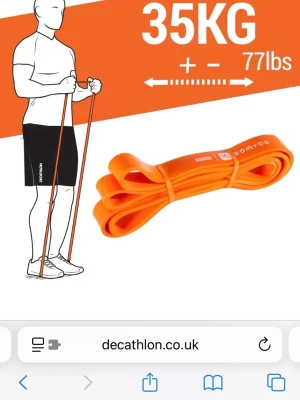 Orange träningsband 35kg Domyos - Säljer ett orange träningsband från Domyos med motstånd på 35 kg. Perfekt för styrketräning, stretching eller rehab. Tillverkat i slitstarkt gummimaterial och smidigt att ta med till gymmet eller använda hemma. Aldrig använt, hann dock tyvärr öppna förpackningen 