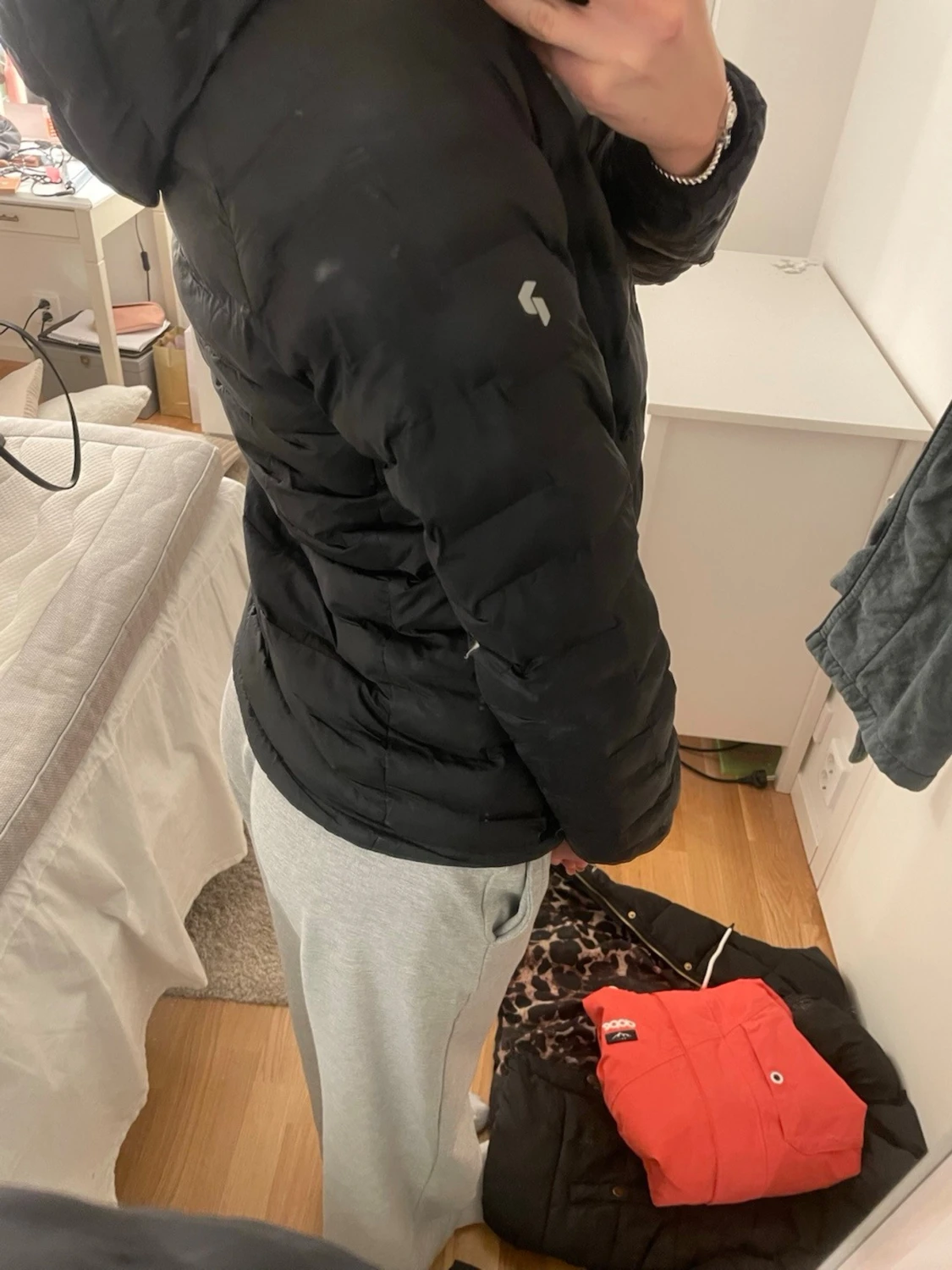 Svart dunjacka Peak Performance - 1