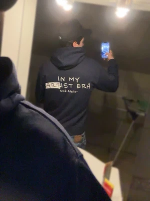 Mörk blå hoodie från Arteatelier - Snygg hoodie från Árteatelier i mörkblå färg. Har tryck både på fram- och baksidan. Finns i storlekar S,M,L
