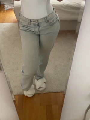 Ljusblå raka jeans gina - Snygga ljusblå jeans från gina