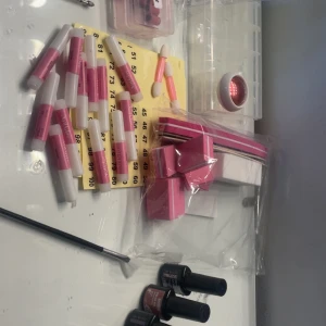 Nagelkitt - Säöjer ett paket med filar, buffrar(en från luunails), lim, klistermärken, filar och bits, massa tippar, chrome med applikationer och gellack i lila blå nude och guld glittrigt