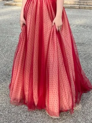 Balklänning  - Magisk röd långklänning med flera lager tyll och små svarta prickar. Klänningen har en voluminös överkjol som är avtagbar i midjan. Perfekt för bal eller festliga tillfällen. Materialet är en mix av siden och tyll för en lyxig känsla. Skriv om du vill komma förbi och testa den på. 😊
