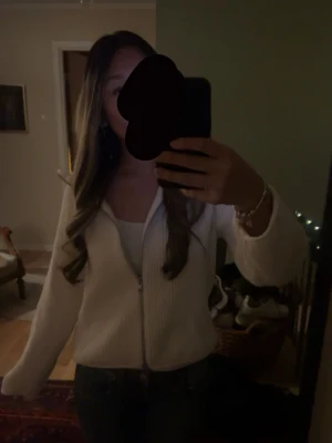 Vit zip tröja  - Superfin och mysig zip tröja från Cubus, väl omhändertagen. Köpt för 499kr, skriv om du vill ha fler bilder eller funderar över något