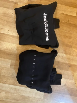 Jack and Jones hoodies - Två väl använda men fina Jack and Jones tröjor i storlek 164.                                                                       Den med lite ”fetare” text är lite nopprig men det är enkelt att fixa med en noppbortagare! Det är inga fläckar vad jag sett. 