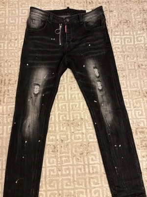 DsQuared2 jeans - Säljer ett par mycket fina jeans från märket DsQuared2. De är i mycket bra skick och jag har bara använt dem i nästan 6 månader 