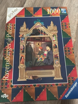 Harry Potter pussel 1000 bitar Ravensburger - Säljer ett Harry Potter-pussel från Ravensburger med 1000 bitar. Motivet föreställer en scen från Harry Potter-världen med färgglada detaljer och magiska inslag. Perfekt för dig som gillar utmanande pussel och magi!