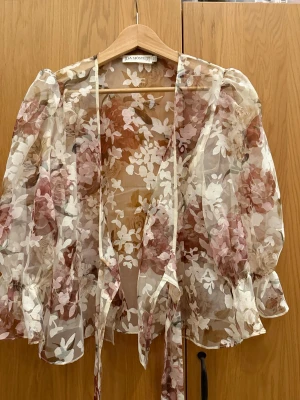 Ida Sjöstedt blus - Använd en gång, strolek L. Skriv om ni har några frågor. Nypris 3200kr