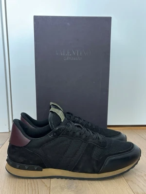 Valentino rockrunners  - Valentino Rockrunners | Skick - 9/10 - mycket bra | Storlek - 42 passar 43 | Äkta | Box, dustbag och kort ingår | Hör av er vid frågor eller funderingar 🙌