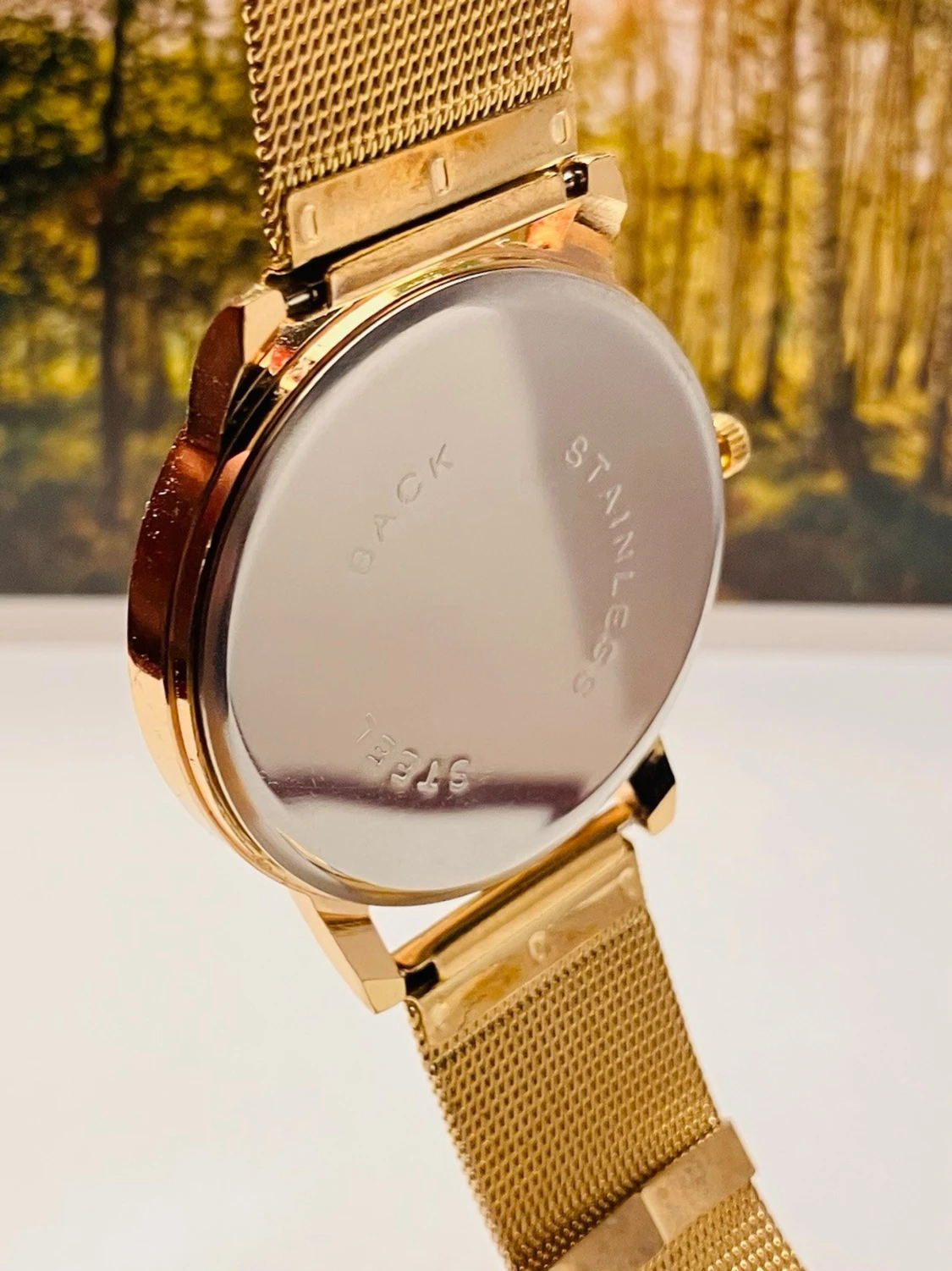 Guldig klocka med mesharmband och stenar - 6