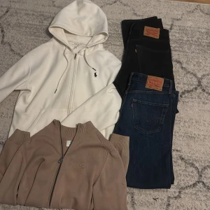 Levi's 511 svarta och blå jeans och två koftor (pack) - Två par Levi's 511 jeans, ett par i svart och ett par i klassisk blå denim. Båda har raka ben och femficksdesign med ikoniska Levi's-detaljer som läderpatch och röda etiketten bak. Perfekta för en stilren och avslappnad look.