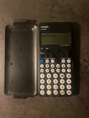 Miniräknare  - En vanlig miniräknare… 😆 finns inte så mycket mer man kan säga, den har simpla funktioner och smidig o simpel att använda  Skicka ett meddelande om du är intresserad📩