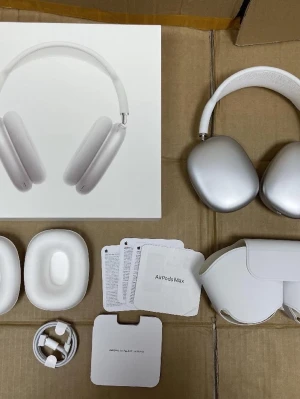 Apple AirPods Max silver  - Snygga Apple AirPods Max i silver med stilren design och mjuka öronkuddar. Over-ear-modell med aluminiumkåpor, meshbygel och smart case. Perfekt för musik, film och samtal med grym ljudkvalitet och brusreducering. Helt nya.