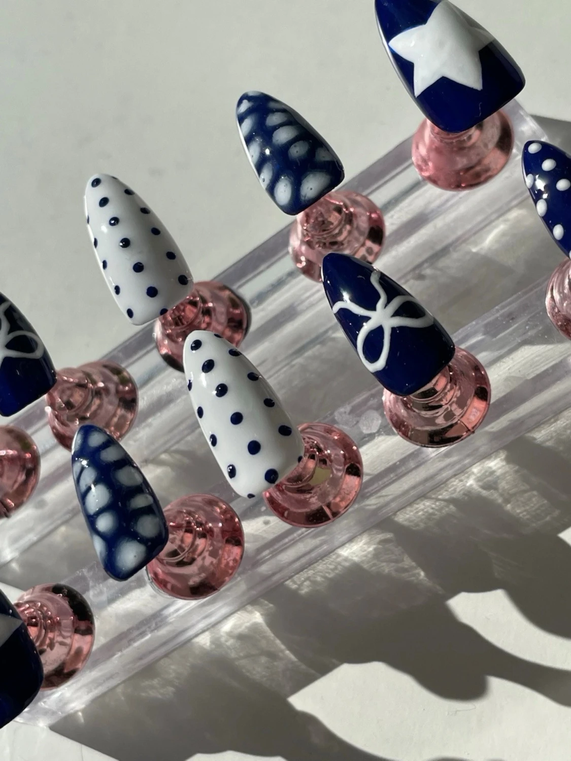 Blå och vita press-on naglar med mönster - 1