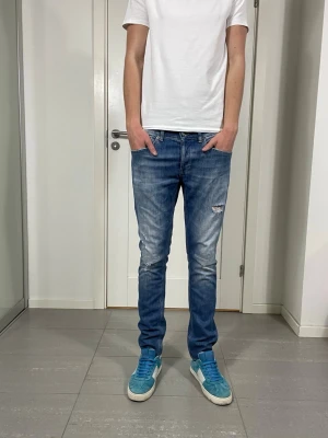 Dondup George Jeans - Säljer nu dessa Dondup George Jeans med snygga slitningar i populär design, skriv för fler bilder/frågor🙌🏼