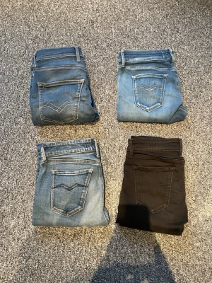 Fyra par replay jeans - Fyra par jeans i fint skick litet hål på ena paret