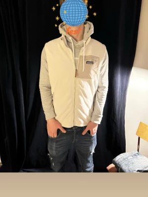 Krämvit Patagonia väst - Snygg vit/krämvit patagonia väst, farsans, drygt 1 år gammal, inte använt så mycket tror jag då den ser ut som ny, skriv vid funderingar, är villig att gå ner i pris för rätt person💕🚀