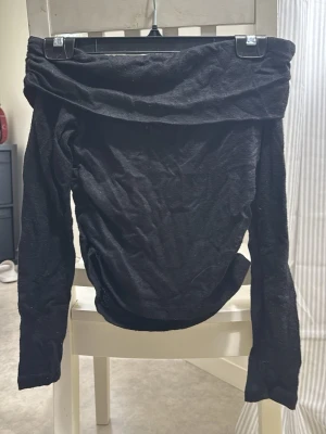 Svart offshoulder topp - Trendig svart offshoulder topp med lång ärm!
