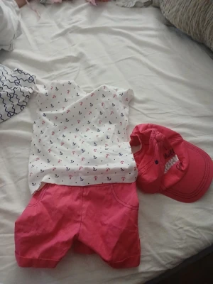 Tre i ett set från Lupilu - Säljer ett set i tre delar från Lupilu i storlek 86/92. Shortsen har en enkel design med fickor och är perfekta för varma dagar. Materialet känns mjukt och bekvämt, Passar perfekt till sommarens alla äventyr!