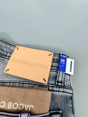 HELT NYA Jacob Cohen Nick jeans | 28 - Nya Jacob Cohen jeans i eftertraktade modellen Nick! Otroligt snygg grå tvättad färg! Storlek 28. Hör av er vid funderingar 🙌