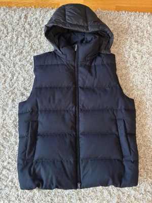 Boggi Milano Väst – Blå – Strl XXL - Säljer en Boggi Milano väst i blå färg, storlek XXL. Västen är i väldigt fint skick, sparsamt använd. 	•	Nypris: 5 500 kr 	•	Köpt från Minto 	•	100 % äkta – kontoutdrag/kvitto finns  Boggi Milano är känt för hög kvalitet och stilren design. Detta är ett perfekt plagg både till vardag och mer uppklädda tillfällen – och ett riktigt bra pris jämfört med nypris.  Hör av dig vid frågor eller om du vill ha fler bilder. Seriösa köpare prioriteras!