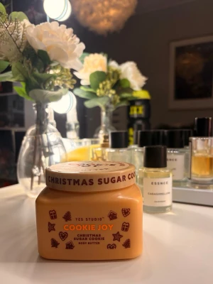 Cookie Joy Body Butter Yes Studio - Body butter i burk från Yes Studio köpt på Normal med doft av Christmas Sugar Cookie. Innehållet är en vit, krämig body butter som återfuktar huden och ger en söt, bakverksinspirerad doft. Jag tycker den luktar kryddigt och sött,perfekt till vintern eller kombination av parfym. Burken är öppnad och silver/plasten över är borttagen, men då jag själv inte älskar doften är den bara använd en gång för att testa.💞