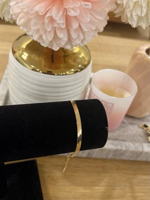 Guld Armband - Helt ny aldrig använd. Rostfritt stål. Justerbar.