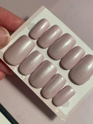 Glittriga ljusrosa press-on naglar -  Press-on naglar i en mjuk ljusrosa nyans med skimrande glitter. Ger ett elegant och fräscht intryck. Perfekta för dig som vill ha en enkel men ändå glam look. Oanvända och går att återvända flera gånger. Se exacta mått på sista bilden🩷🌸