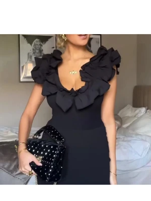 Svart body med volang från Zara  - Säljer denna populära slutsålda svarta body med volangdetaljer runt halsen från Zara. Perfekt för festliga tillfällen eller en utekväll! Aldrig använd!