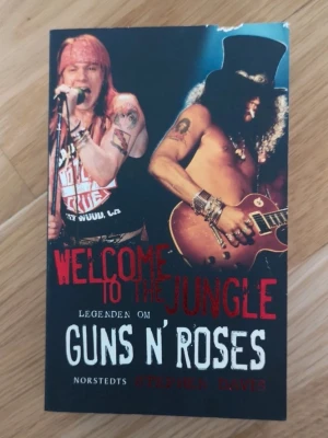 Welcome to the Jungle Guns N' Roses - Welcome to the Jungle: Legenden om Guns N' Roses' av Stephen Davis. Pocketutgåva, handlar om rockbandets historia, skandaler och musik.