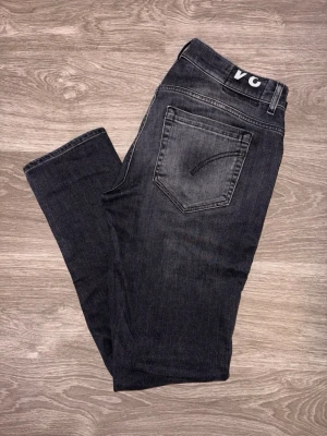 Dondup George Jeans - Hej! Säljer dessa tvär snygga Dondup jeans i modellen George 🌟✨ || Skick : Bra || Storlek : W34 || Personen på sista bilden är 187 och väger 77 pannor 💫 || Har du några frågor är det bara att höra av sig ⚡️🌟