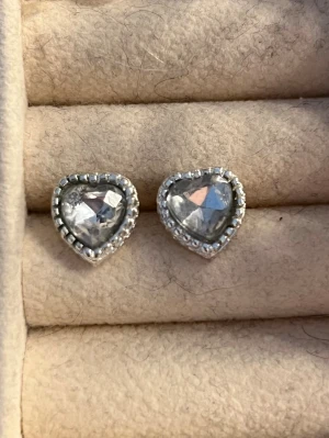 Silver hjärtörhängen - Säljer ett par söta silver örhängen med diamant innuti 