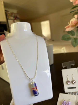 Sterling silver 925 kedja med Red Bull-burk hänge *gåva ingår* - Kedja i Sterling Silver 925 med ett litet hänge i  Red Bull-burk motiv i blått, silver och rött. Perfekta för dig som gillar statement-smycken med humoristisk twist. Snygga accessoarer för dig som vill sticka ut och visa din personlighet.  