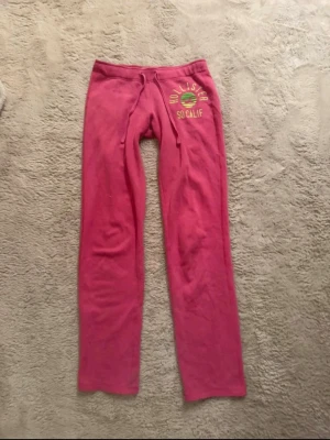 Hollister Lågmidjade mjukisbyxor  - Rosa lågmidjade mjukisbyxor ifrån Hollister i storlek S! 