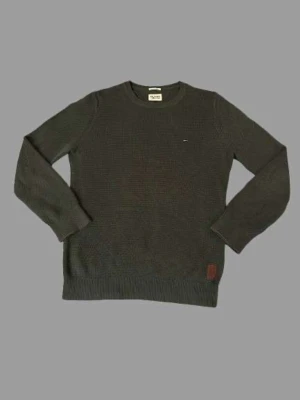 Mörkgrön stickad tröja från Tommy Hilfiger - Snygg mörkgrön stickad tröja från Tommy Hilfiger! Perfekt för lager på lager och enkel att matcha. Står storlek S men den är lite stor i storleken så passar även M bra. Postar inom 24h📦 köp mer än ett plagg för 10% rabbat!🤝