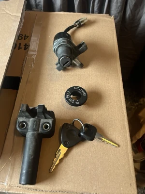 Yamaha slider täningslås  - Säljer mitt gamla tränings lås till min slider, har suttit på en 2010 men funkar till flera modeller. Kan vara lite bök att sätta på och stänga av men funkar fortfarande. Sadel låset funkar fint och man får med 2 nycklar 